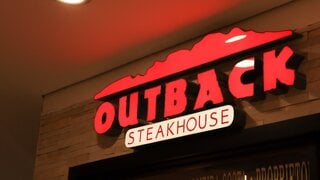 Restaurantes: Brinde do Outback! Descubra como ganhar caneca colecionável e gratuita