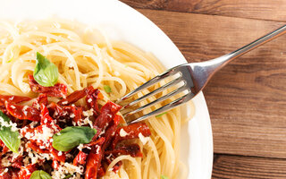 Espaguete com molho de tomate seco