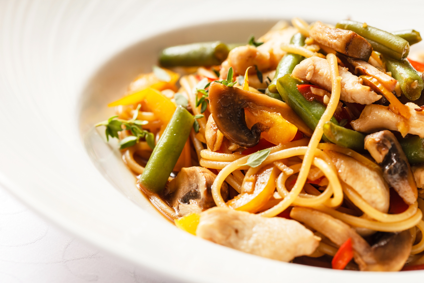 Yakissoba tailandês com óleo de coco