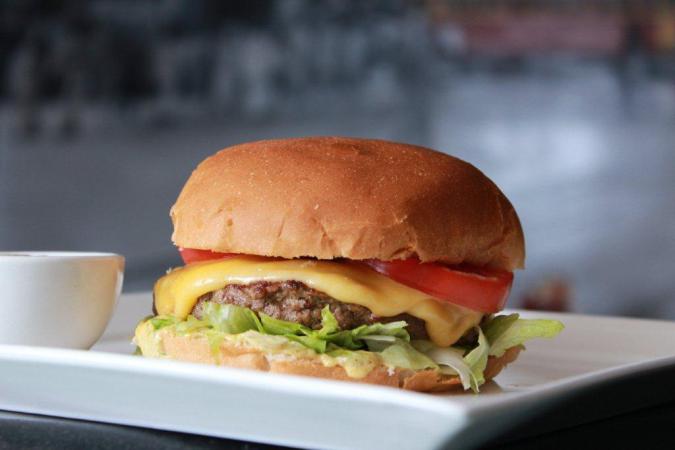 COMBO CAPITAL: CHEESE SALADA OU BACON OU EGG + BATATA + SUCO - HAMBURGUERIA CAPITAL 